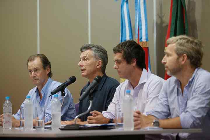 El presiente Macri y su equipo en una conferencia de prensa en Concordia