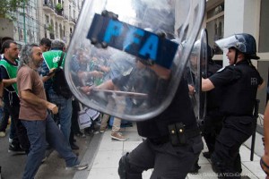 Incidentes en la puerta del Palacio Pizurno. La Policía Federal impide a trabajadores salir de sus puestos de trabajo. Un cordón policial se enfrenta con dirigentes de ATE. / Trabajadores del Ministerio de Educación realizan un acto frente al Palacio Pizurno en repudio a los despidos de los trabajadores del plan Conectar Igualdad. Ciudad de Buenos Aires. 9 de marzo de 2016