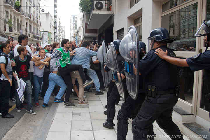 Incidentes en la puerta del Palacio Pizurno. La Policía Federal impide a trabajadores salir de sus puestos de trabajo. Un cordón policial se enfrenta con dirigentes de ATE. / Trabajadores del Ministerio de Educación realizan un acto frente al Palacio Pizurno en repudio a los despidos de los trabajadores del plan Conectar Igualdad. Ciudad de Buenos Aires. 9 de marzo de 2016