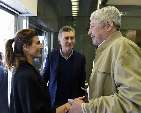 El preidente Mauricio Macri junto a su esposa, Juliana awada y el titular de UTHGRA, Dante Camaño