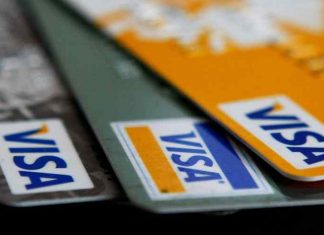 Caen las operaciones con tarjetas de cŕedito y débito