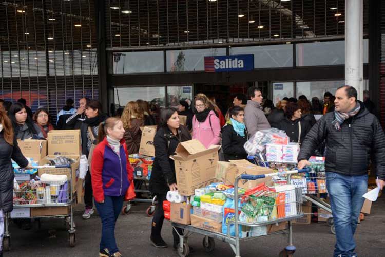 Colas interminables por alimentos con rebajas